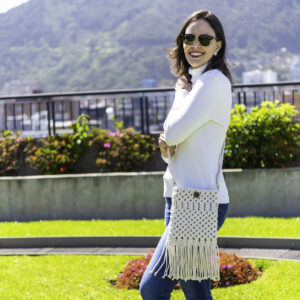 Bolsa de ombro em macramê cor cru modelo Bali com franjas longas, estilo boho chic.