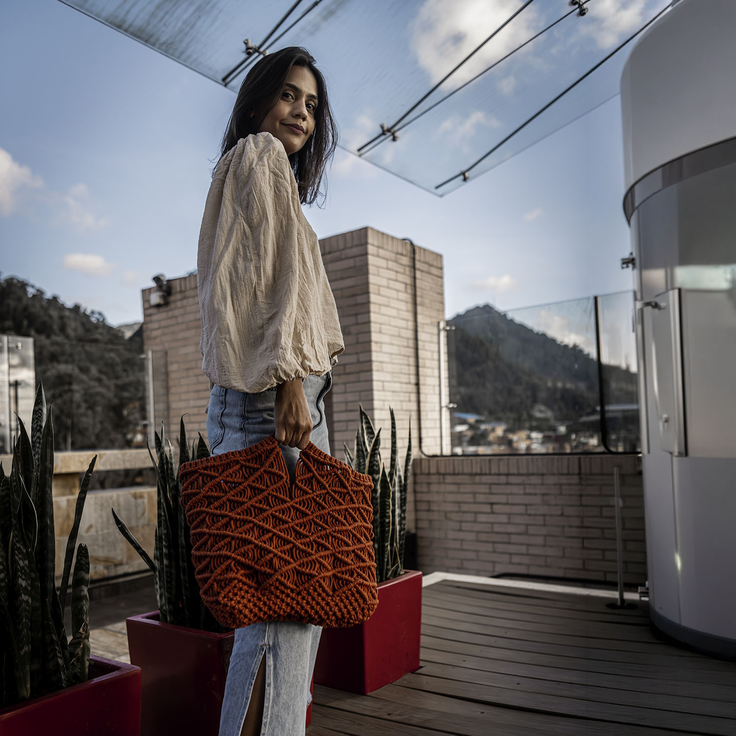 Bolsa grande estilo rede de pesca em macramê modelo Maré, ideal para moda praia de luxo.