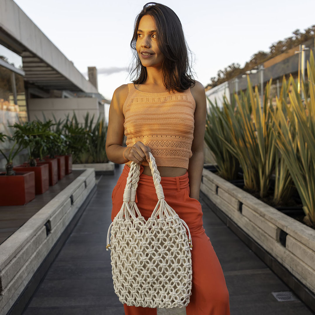 Close na textura da bolsa de macramê modelo Sereia, cor laranja intenso.