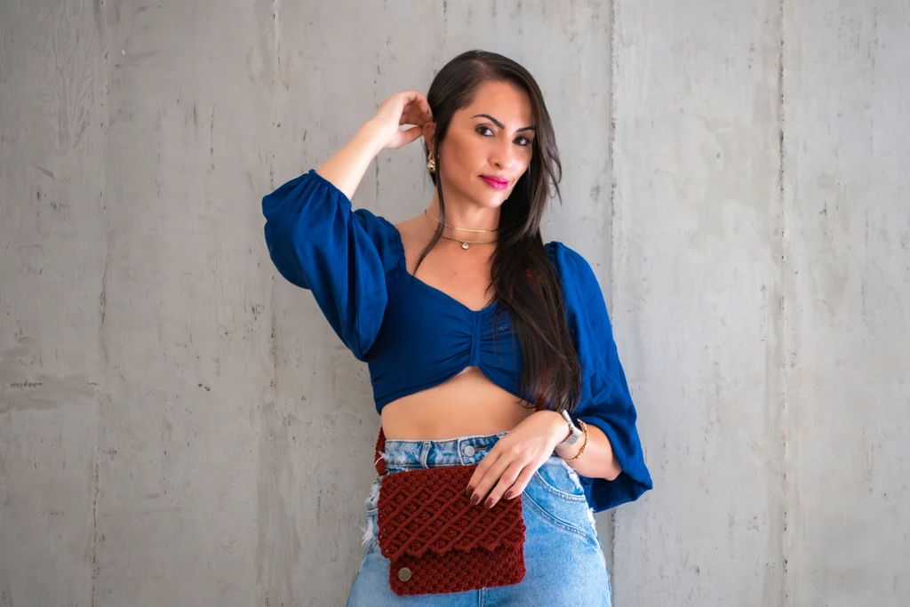 Modelo usando bolsa artesanal terracota de macramê Aline Costa Handmade
