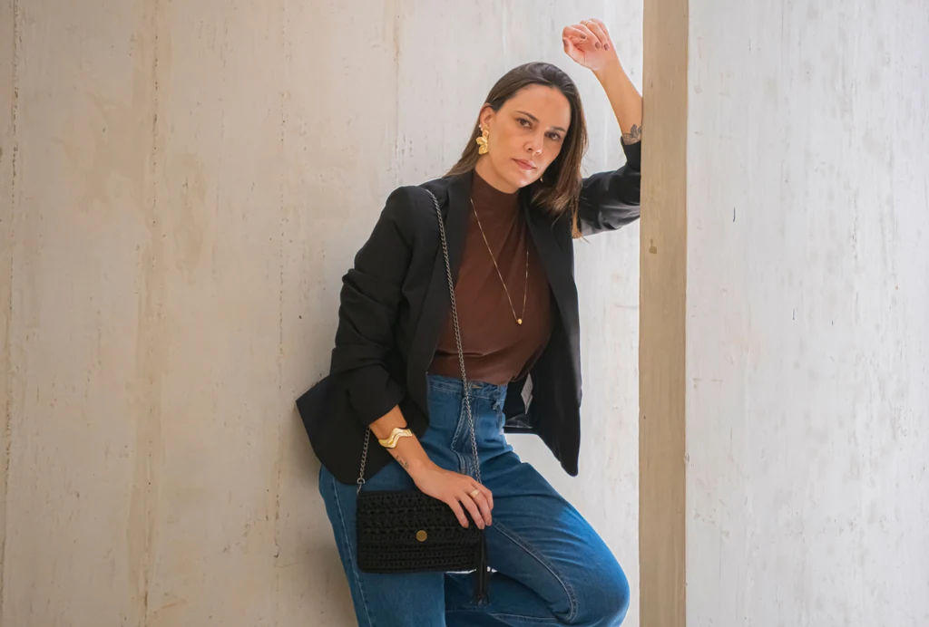 Bolsa preta artesanal de macramê em composição de moda Aline Costa Handmade