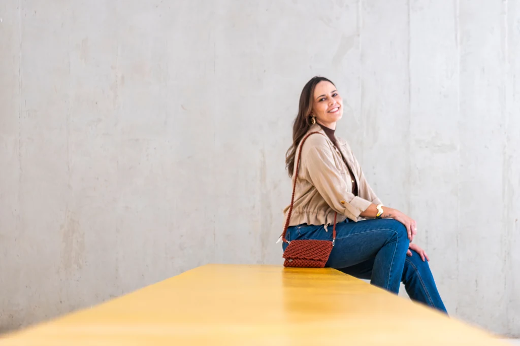 Bolsa terracota artesanal Aline Costa Handmade em composição lifestyle