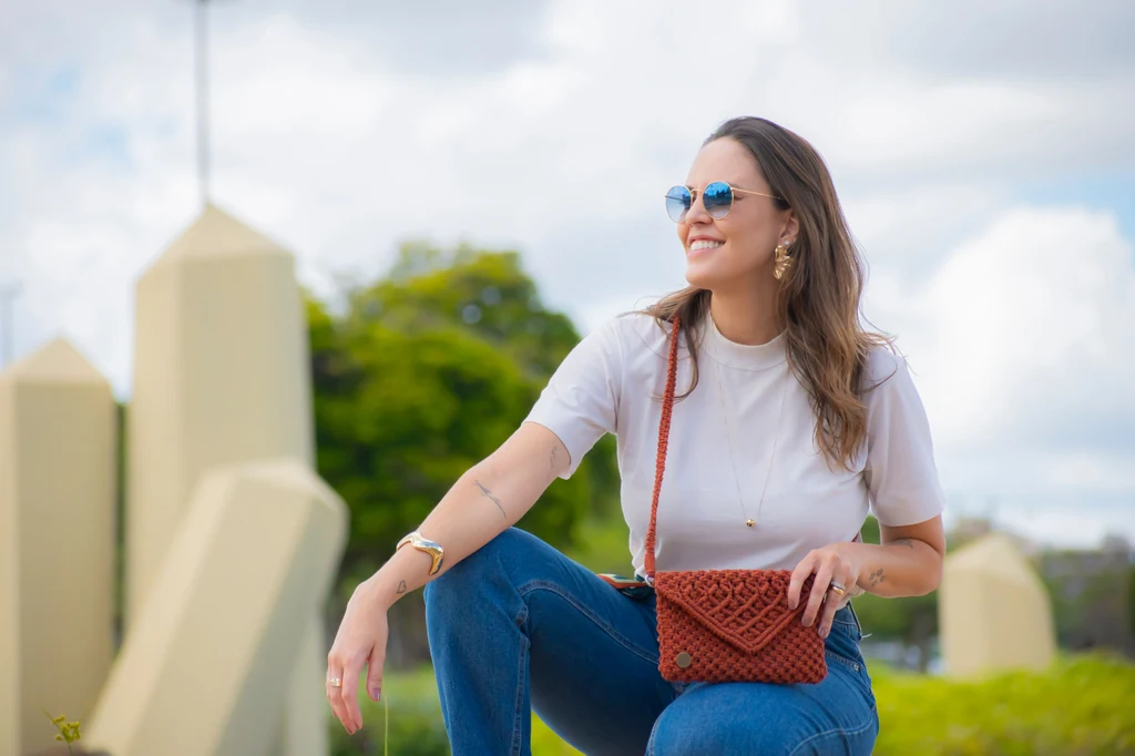 Bolsa terracota de macramê artesanal usada em look casual feminino