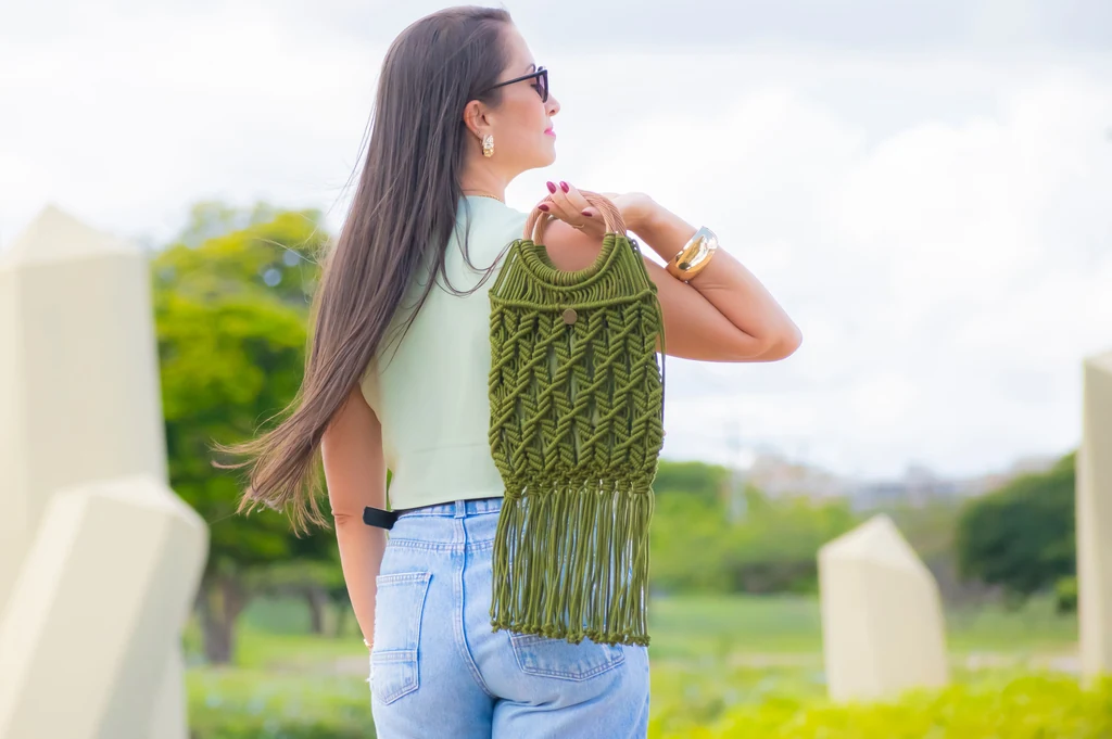 Bolsa verde de macramê artesanal com trama e franjas
